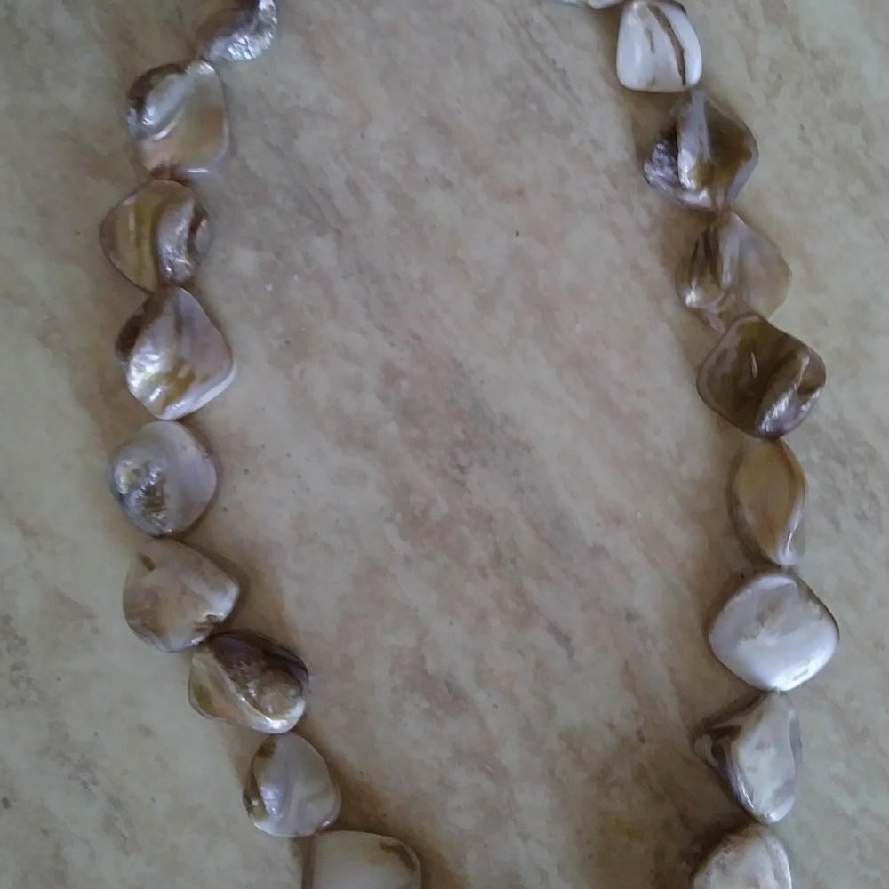 Mother of pearl shell necklace